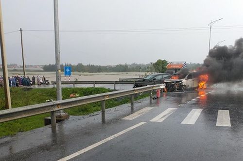 Xe ô tô con bốc cháy trơ khung sau tai nạn giao thông
