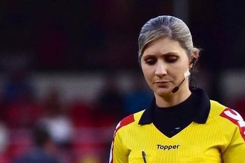 Chiêm ngưỡng nhan sắc mỹ miều của nữ trọng tài đầu tiên tại World Cup