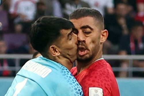 Rùng mình với pha va chạm giữa thủ môn ĐT Iran và đồng đội