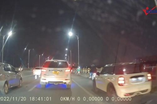 Bám theo xe cứu thương, hàng loạt ô tô lao vào làn xe máy cầu Vĩnh Tuy