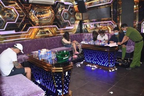 Bắt quả tang nhóm nam, nữ 'bay lắc' ma túy trong quán karaoke