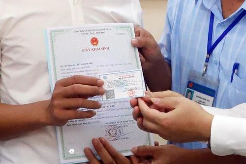 Trẻ đầu tiên được cấp giấy khai sinh và thẻ bảo hiểm y tế cùng lúc