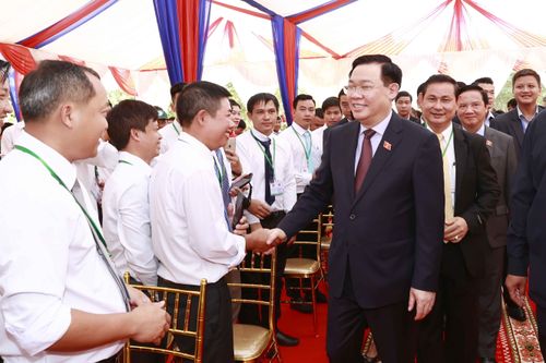 Chủ tịch Quốc hội Vương Đình Huệ làm việc tại tỉnh Kampong Thom