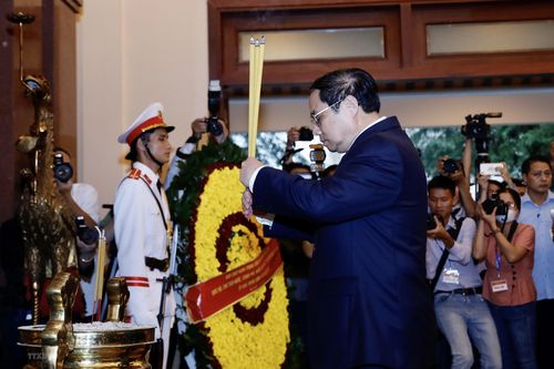 Thủ tướng dâng hương tưởng niệm cố Thủ tướng Võ Văn Kiệt tại Vĩnh Long