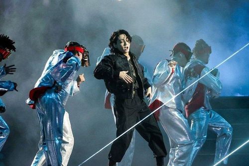 Jungkook về nước trên chuyến bay riêng sau khi diễn ở World Cup 2022