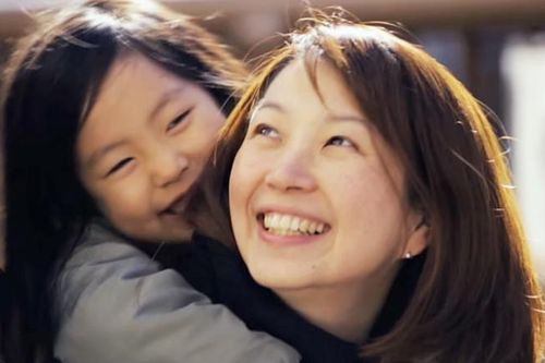 Con gái sợ hãi vì làm em ngã, mẹ có cách xử lý tinh tế thay đổi cả cuộc đời con