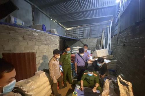 Cảnh sát 'đột kích' kho chứa hơn 1,3 tấn chất nghi thuốc nổ và xyanua