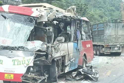 Ôtô khách nát tươm sau va chạm với xe đầu kéo, 5 người thương vong
