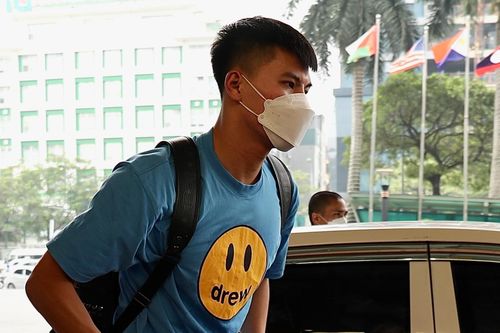 Tuyển thủ Việt Nam bị ngã xe trước ngày hội quân