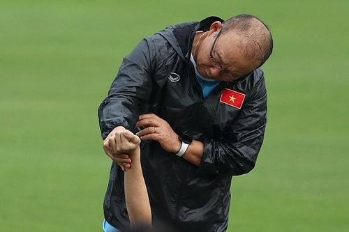 HLV Park ngắm hình xăm của tuyển thủ 19 tuổi