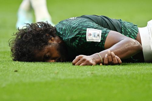 Hậu vệ Saudi Arabia sẽ phẫu thuật sau cú va chạm khiến mặt biến dạng