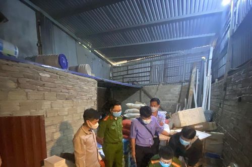 Phát hiện kho chứa hơn 1.000kg tiền chất thuốc nổ, chất xyanua giữa khu dân cư