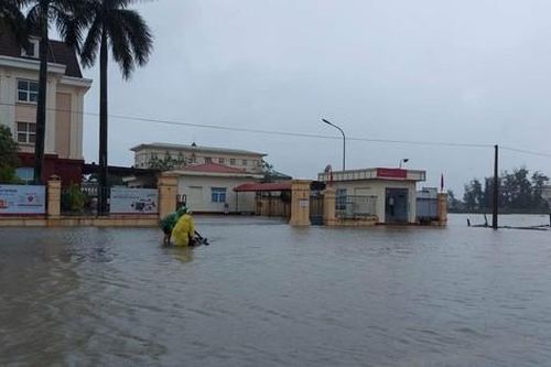 Hà Tĩnh ngập sâu sau trận mưa lớn