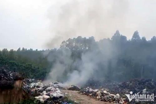 Dân Vĩnh Phúc khốn khổ vì mùi hôi từ bãi rác tạm 'đỏ lửa' suốt ngày đêm