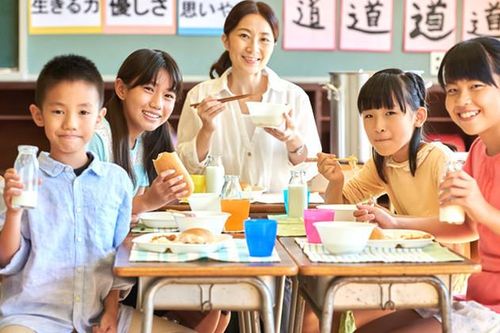 Hiệu trưởng ở Trung Quốc ăn cùng học sinh, Nhật cấm trường nấu đồ đông lạnh