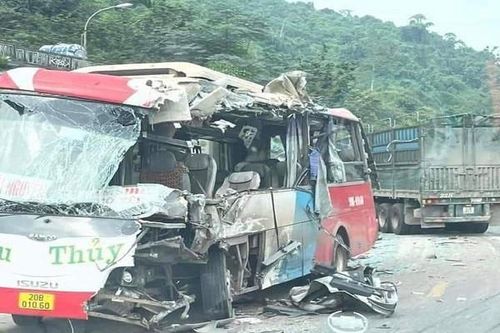 Ô tô khách nát vụn sau cú tông trực diện xe đầu kéo, 2 người tử vong