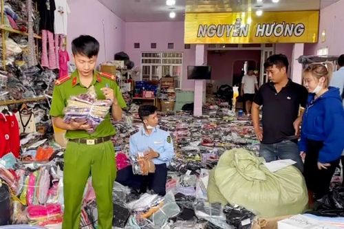 Kiểm tra shop thời trang, tạm giữ gần 3.000 sản phẩm không rõ nguồn gốc