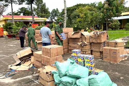 Long An: bắt 2 vụ vận chuyển pháo lậu qua biên giới