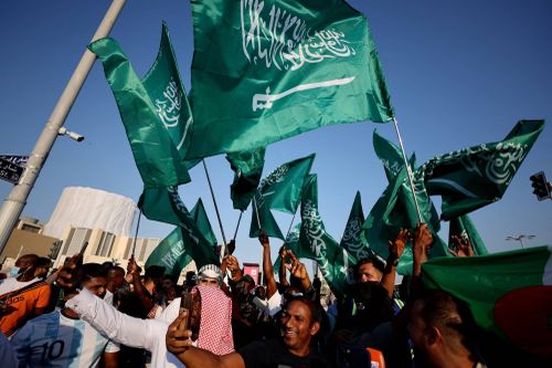 Fan Saudi Arabia ném cả cửa để ăn mừng trận thắng Argentina