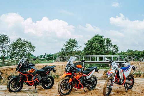 KTM tổ chức dạy kỹ năng lái xe địa hình cho khách hàng Việt
