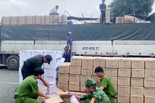 An Giang: Tạm giữ ôtô tải vận chuyển số lượng lớn hàng hóa xuất xứ nước ngoài không hóa đơn, chứng từ