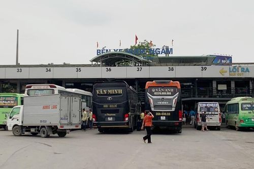 'Xe dù, bến cóc' nở rộ khiến nhiều doanh nghiệp vận tải muốn 'bỏ bến chạy dù'