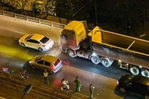 Đi vào đường trên cao, tài xế xe máy tử vong sau va chạm với xe bồn