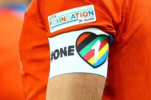 Bị cấm ở World Cup nhưng băng OneLove vẫn 'cháy hàng'