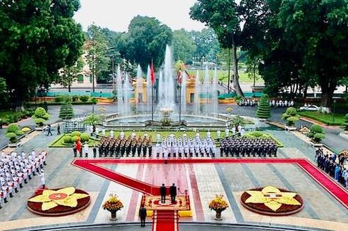 Chủ tịch nước Nguyễn Xuân Phúc chủ trì lễ đón Tổng thống Uganda