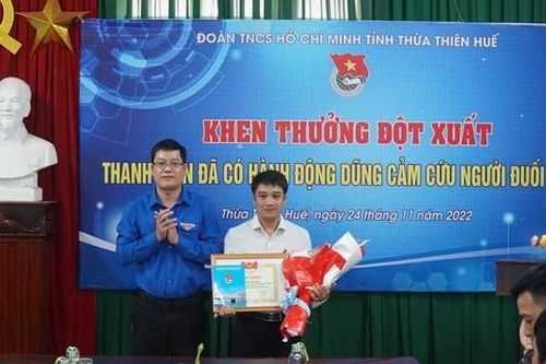 Khen thưởng đột xuất thanh niên dũng cảm cứu cô gái đuối nước