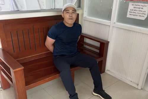 CSGT quật ngã, khống chế kẻ nghi ngáo đá cầm dao rượt đuổi người dân