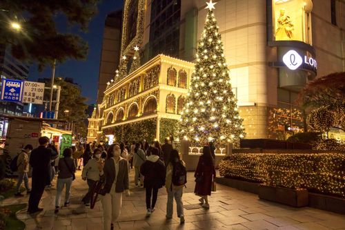 Không gian rực rỡ sắc màu đón Noel sớm ở Seoul