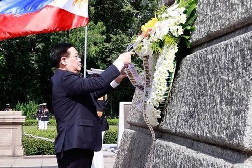 Chủ tịch Quốc hội Vương Đình Huệ dâng hoa Tượng đài Bác Hồ tại Philippines