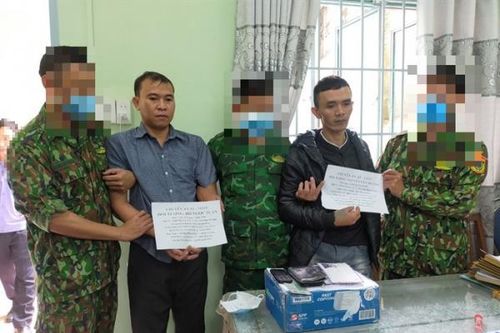 Hai kẻ buôn ma túy 'đứng hình' khi bị kiểm tra