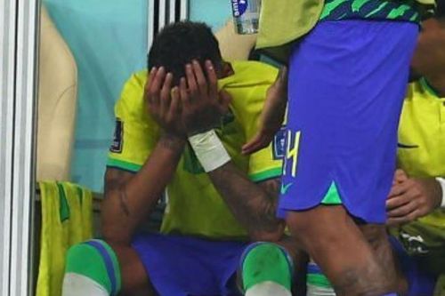 Neymar bật khóc vì chấn thương