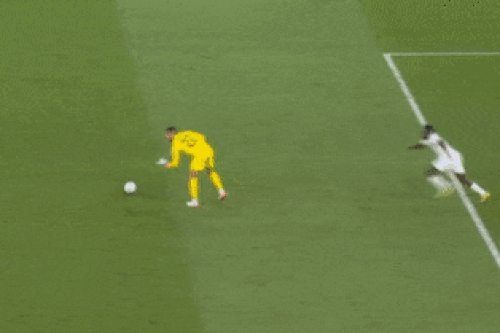 Ronaldo hốt hoảng trước sai lầm của thủ môn ở phút 90+10