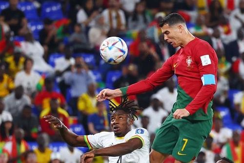 Ronaldo bật cao hơn khung thành