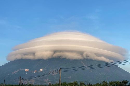 Lý giải hiện tượng hiếm 'đám mây hình đĩa bay bao quanh núi Bà Đen'