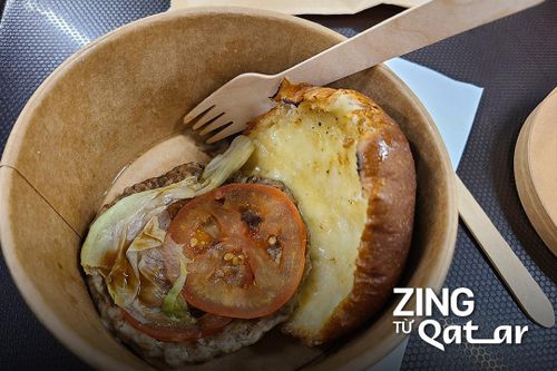Chiếc hamburger giá gần 20 USD và 'tiếng Anh vỉa hè' ở World Cup