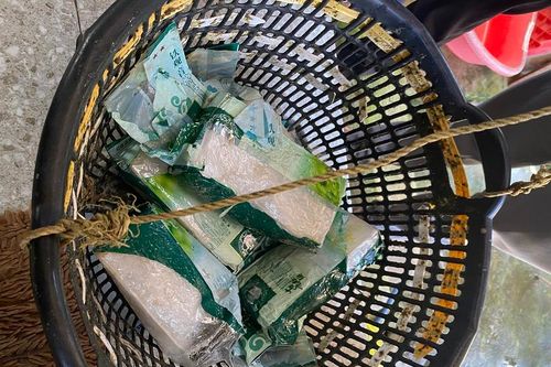 Ngư dân Quảng Trị phát hiện bao tải nghi chứa ma túy trôi dạt trên biển