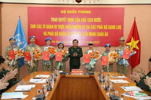 Lần đầu cử sĩ quan gìn giữ hòa bình tham gia phái bộ EU