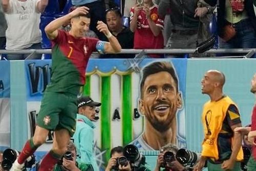 Hài hước: Ronaldo ghi bàn, Messi ngước nhìn ngưỡng mộ?!