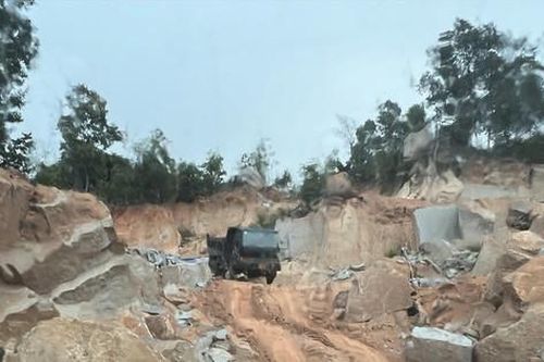 Vụ xe tải ùn ùn chở đá lậu ở Khánh Hòa: Kỷ luật chủ tịch xã