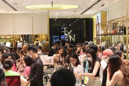 TPHCM: Đổ xô săn sale trong ngày 'thứ 6 đen tối'