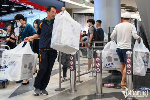Người Hà Nội đổ bộ trung tâm thương mại 'vơ vét' hàng ngày Black Friday