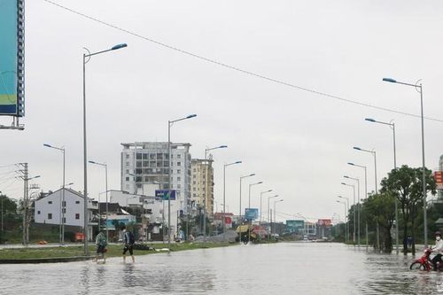 TP. Vinh: Lý giải nguyên nhân nhiều tuyến phố vẫn ngập nặng sau mưa lớn