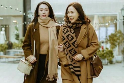 Mẹ U60, con gái U30 hoán đổi quần áo, nhìn vào cứ nghĩ chị em