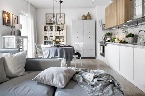 Căn hộ 54m2 ấn tượng với ban công nối từ phòng khách sang phòng ngủ