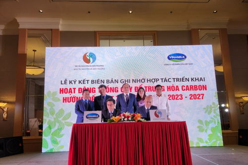 Vinamilk và Báo Tài nguyên và Môi trường hợp tác trồng cây để trung hòa các-bon