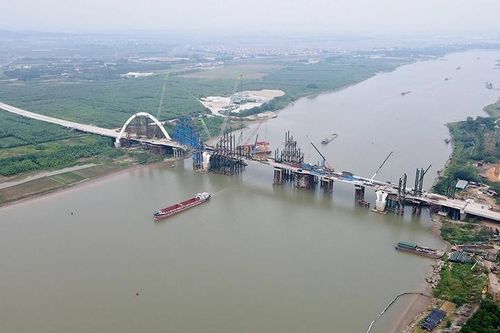 Gấp rút hoàn thành cây cầu vòm thép cao nhất Việt Nam trên sông Đuống
